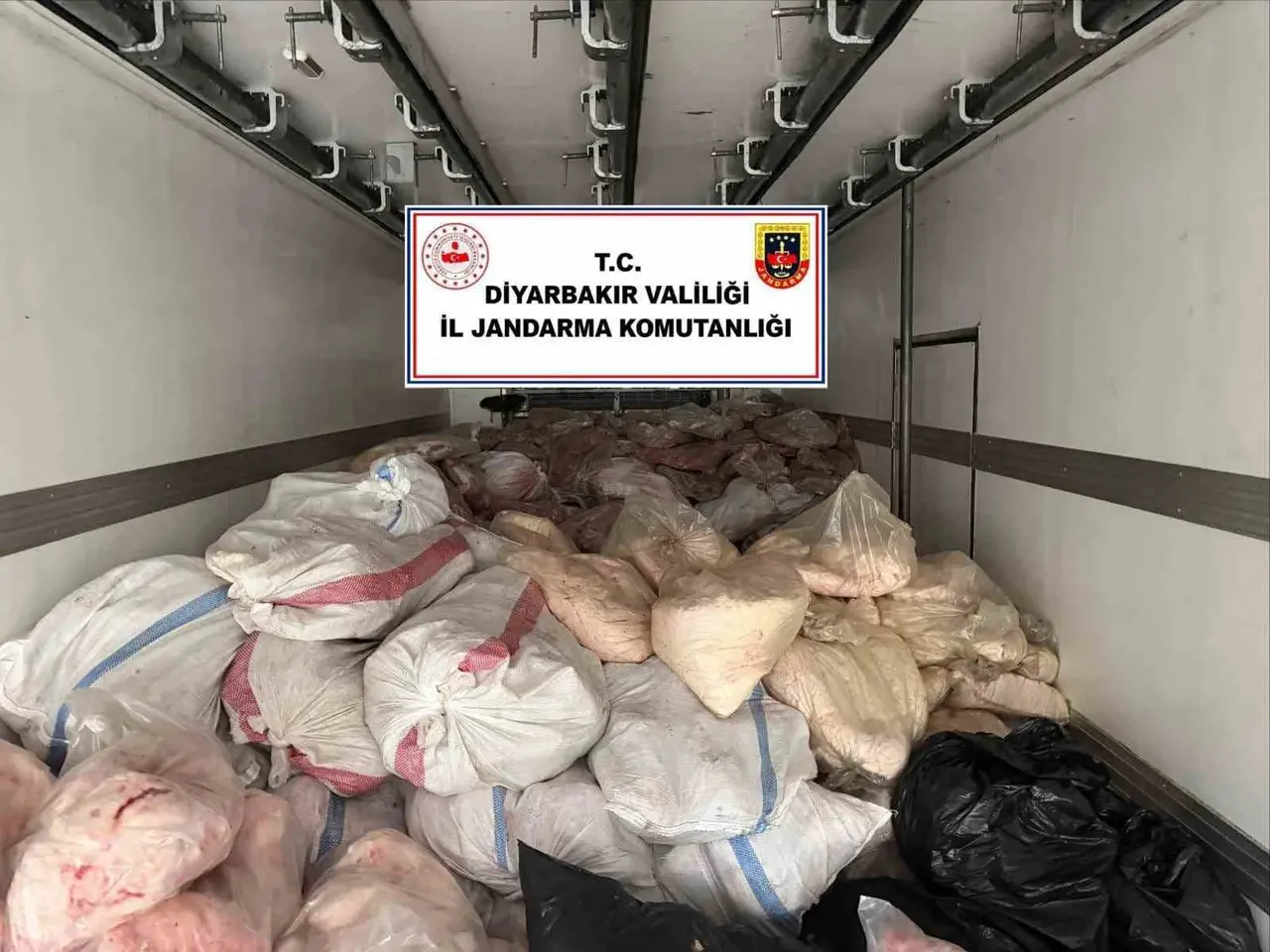Diyarbakır’da insan sağlığına elverişsiz 8 ton hayvansal iç yağ ve sakatat ele geçirildi