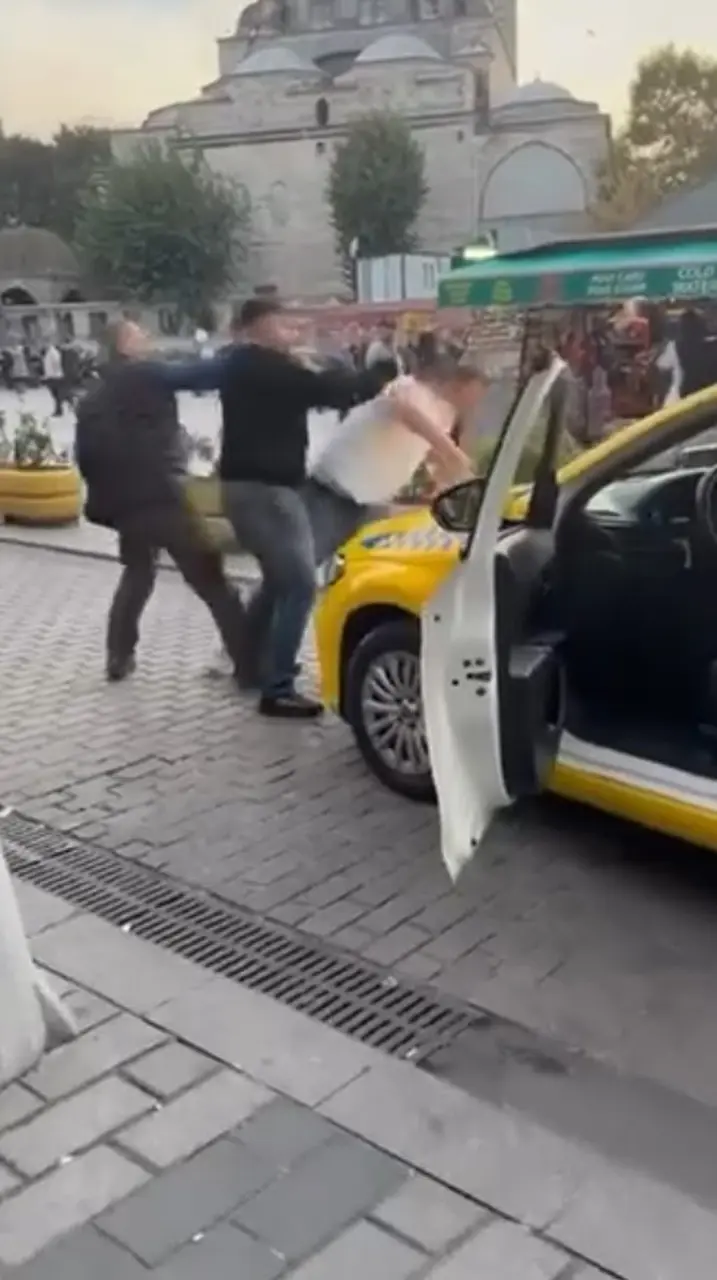 Fatih’te taksicilerin yolcu alma tartışması kavgaya dönüştü