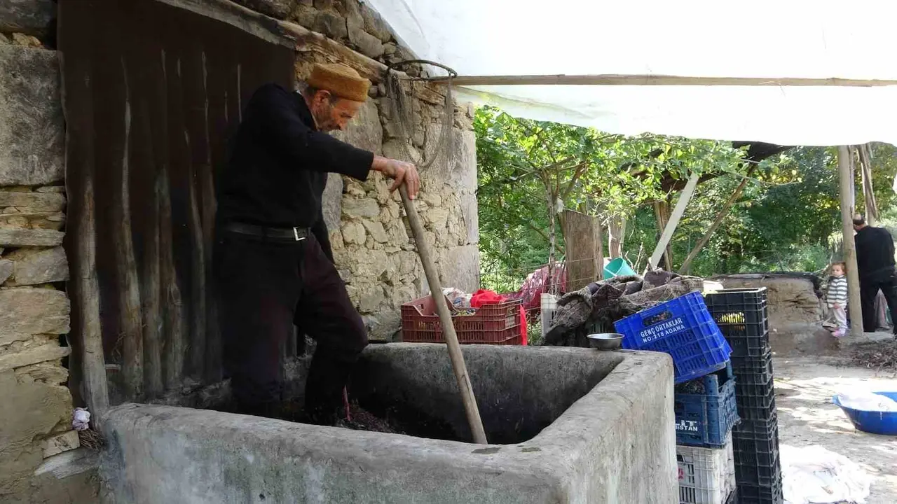 Hizan’da bir asırlık gelenek: Üzümden doğal pekmez üretiyorlar