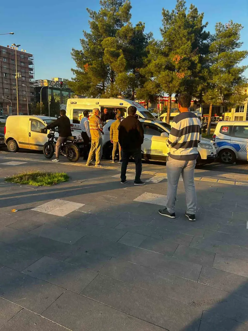 Diyarbakır’da kaza sonrası taraflar birbirine girerek caddeyi ringe çevirdi