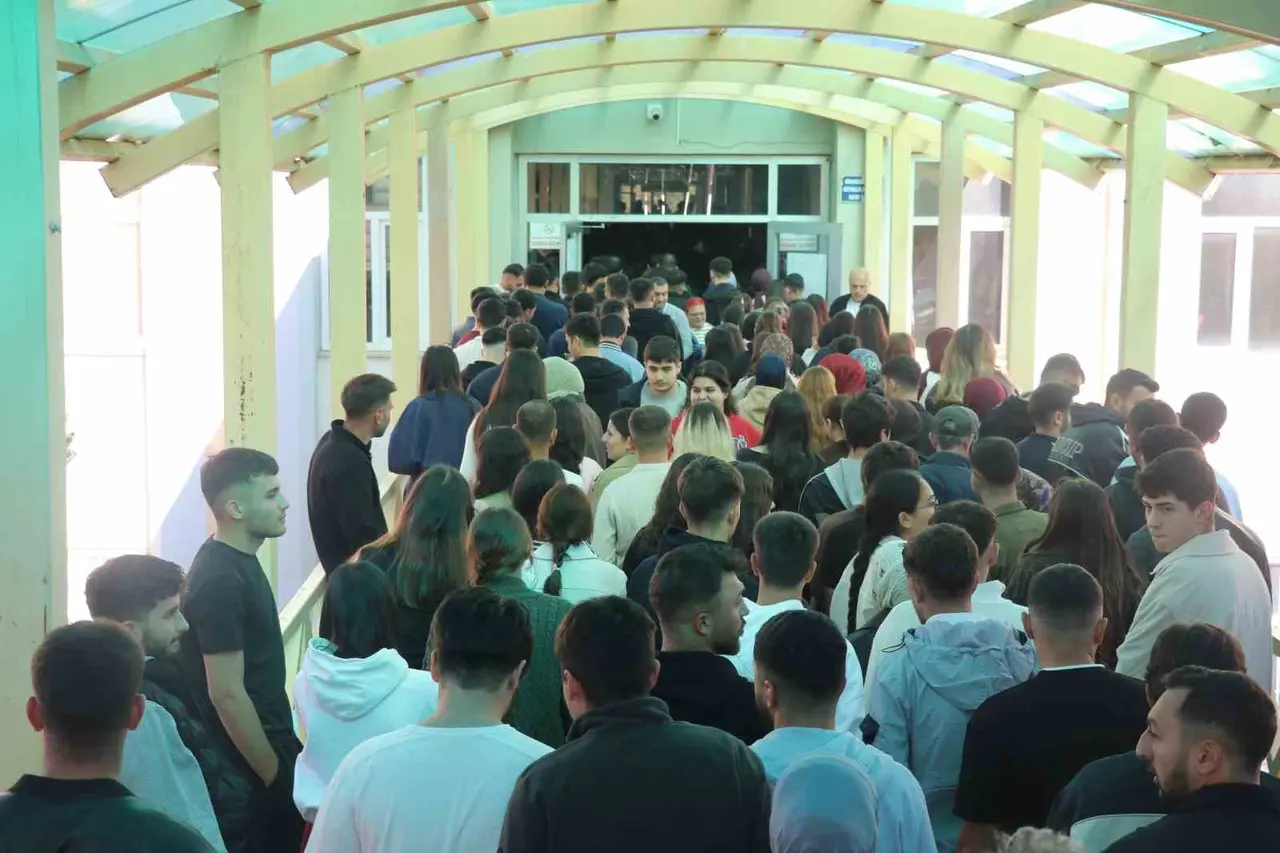 Sivas’ta KPSS Ortaöğretim heyecanı küpeleri unutturdu