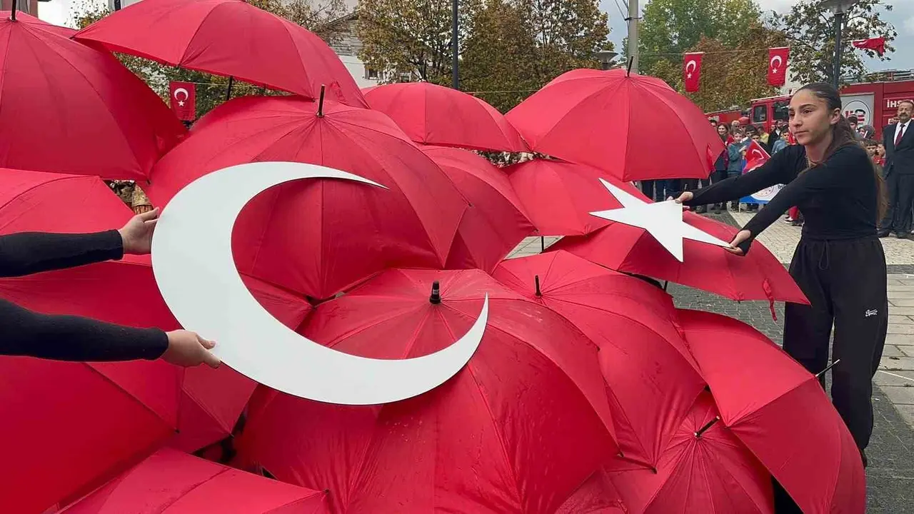 Sağanak yağış altında Cumhuriyet Bayramı’nı kutladılar