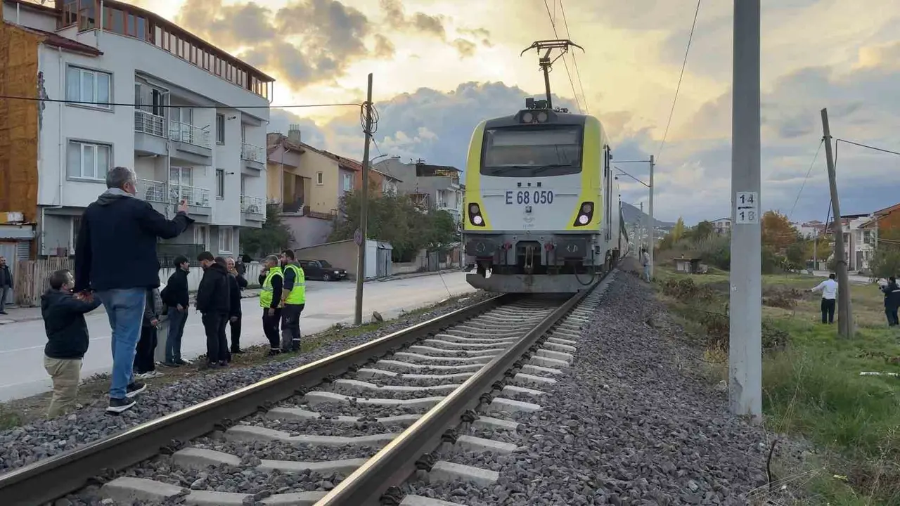 Kütahya’da trenin çarptığı genç hayatını kaybetti