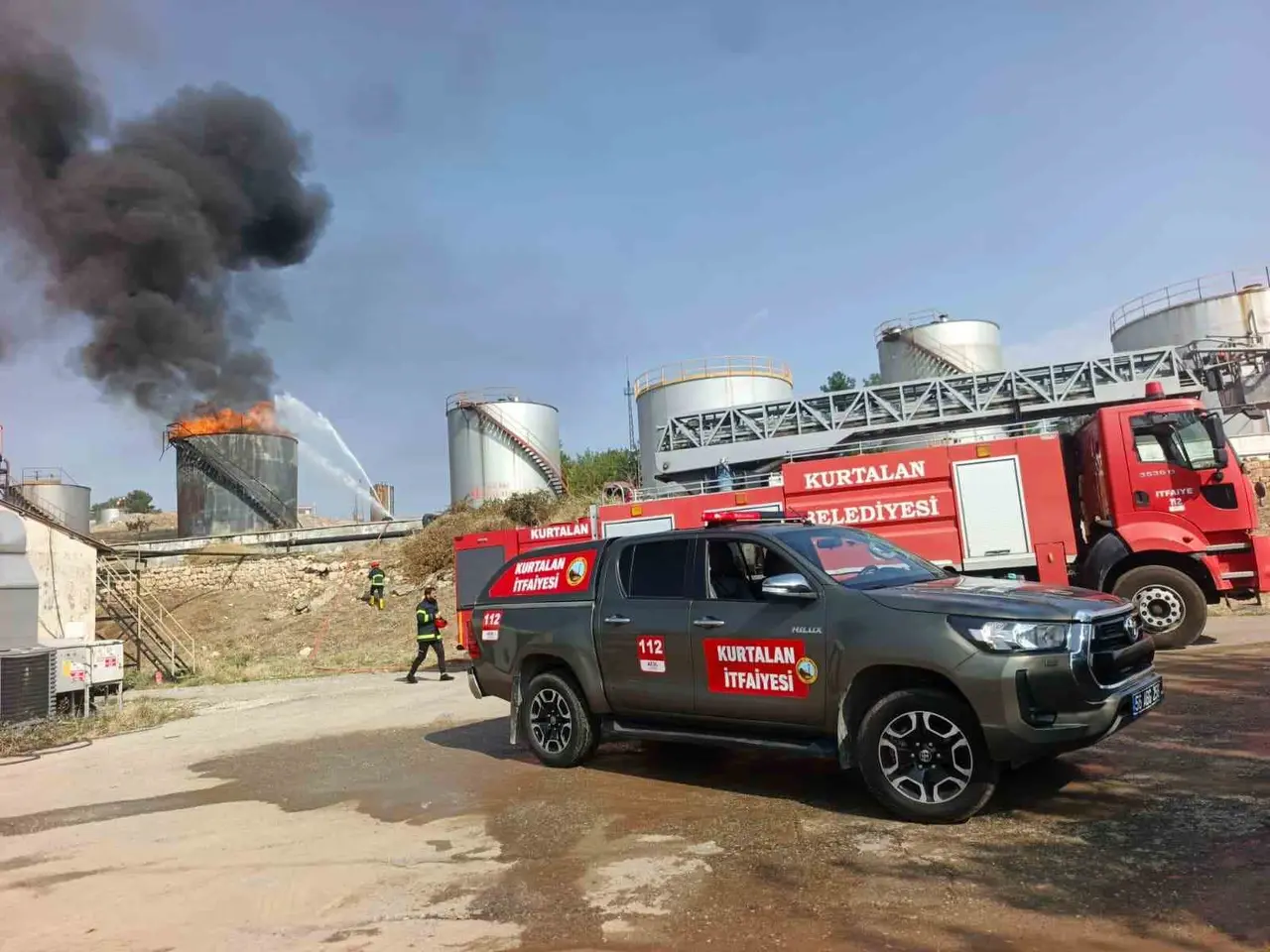 Siirt’te petrol sahasında yangın: Söndürme çalışmalarına TOMA da katıldı