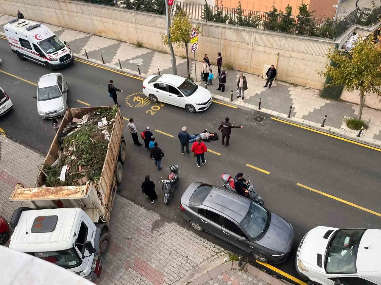 Tuzla’da belediye kamyonu motosikletle çarpıştı: 1 yaralı