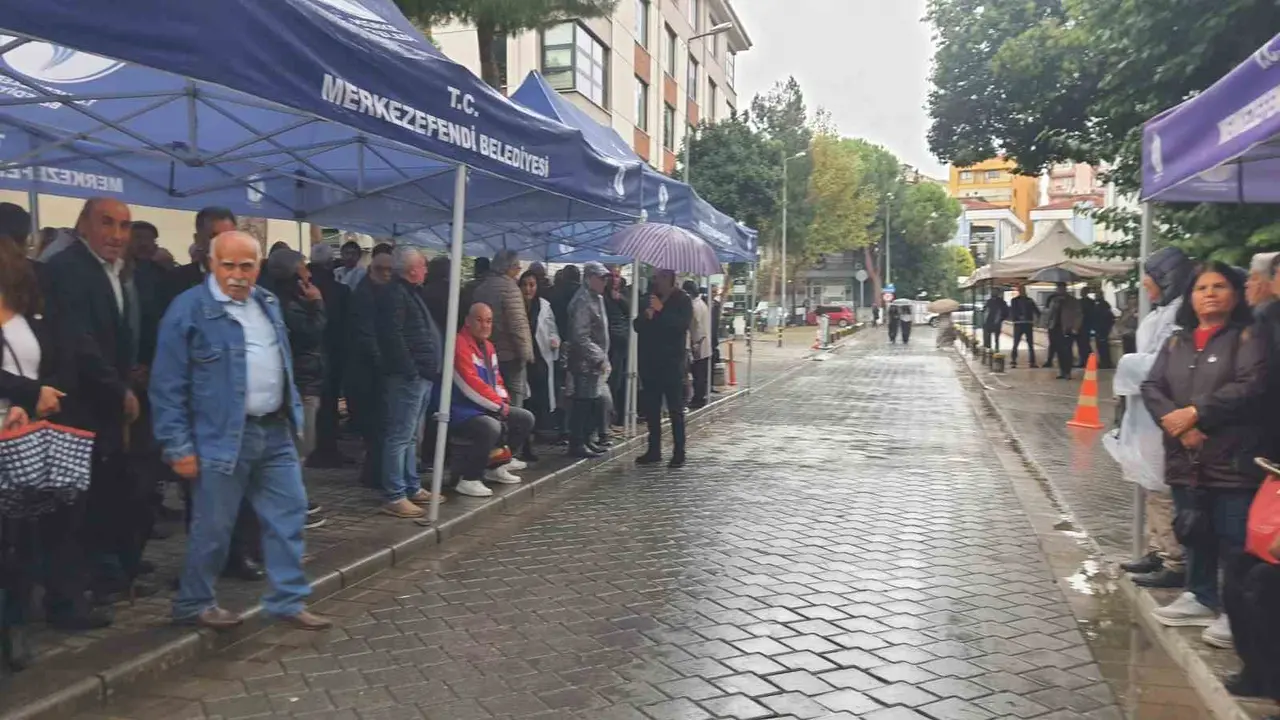 Başkan Doğan’ın destekçileri ikinci günde de belediye önünde buluştu