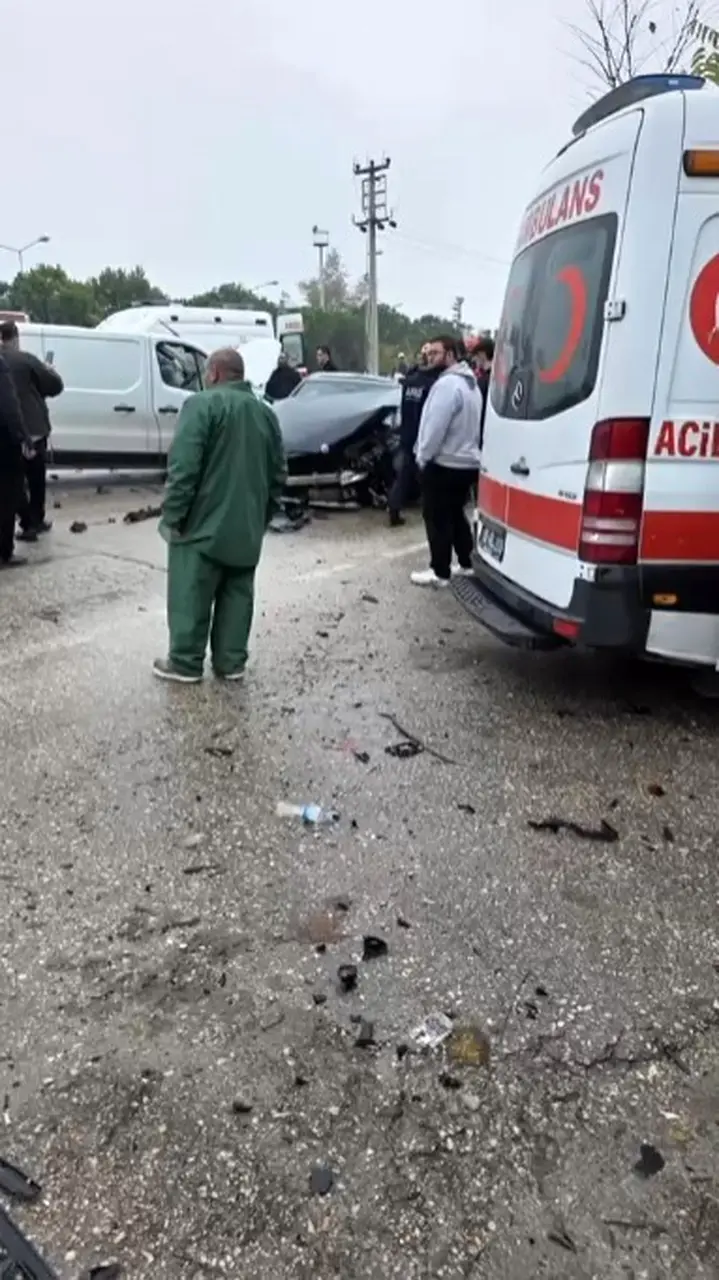 Bursa’da yağmurlu havada 5 araç birbirine girdi: 5 yaralı