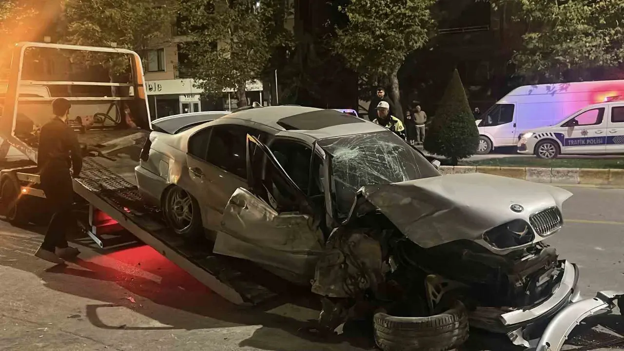 Çorum’da iki otomobil çarpıştı: 4 yaralı