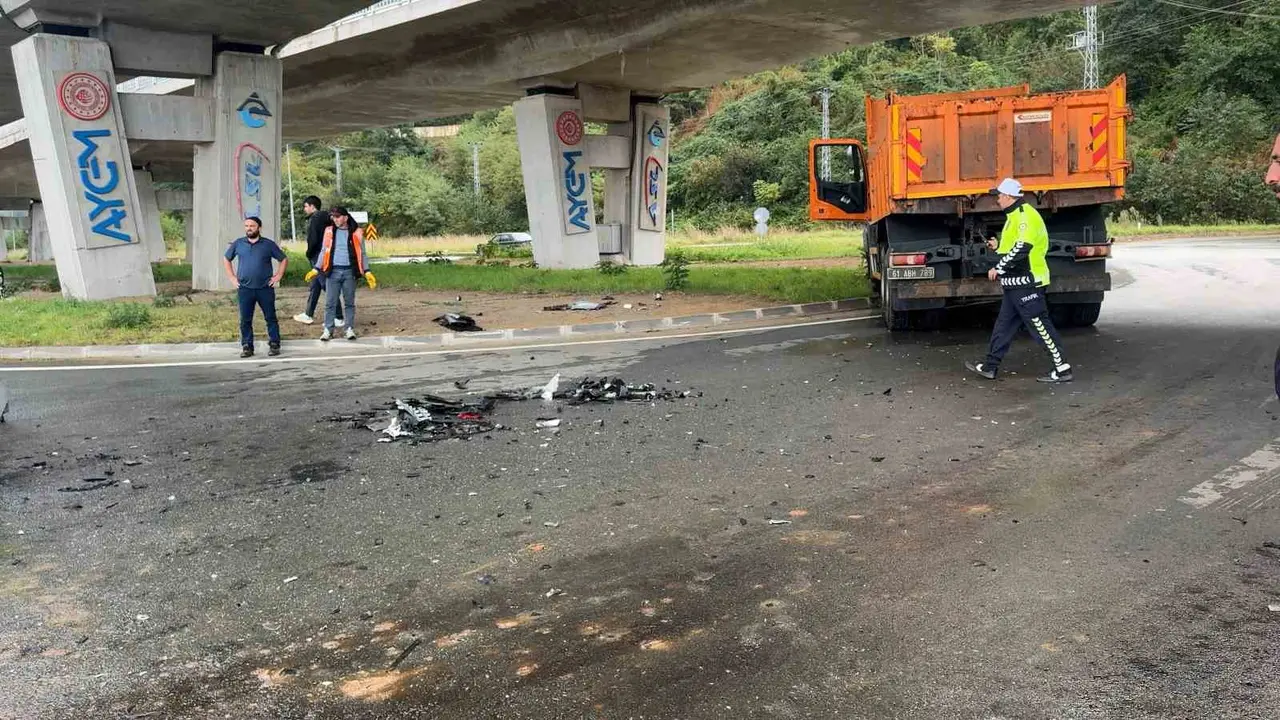 Rize’de Karayolları’na ait kamyonla çarpışan araçtaki baba ve kızı yaralandı