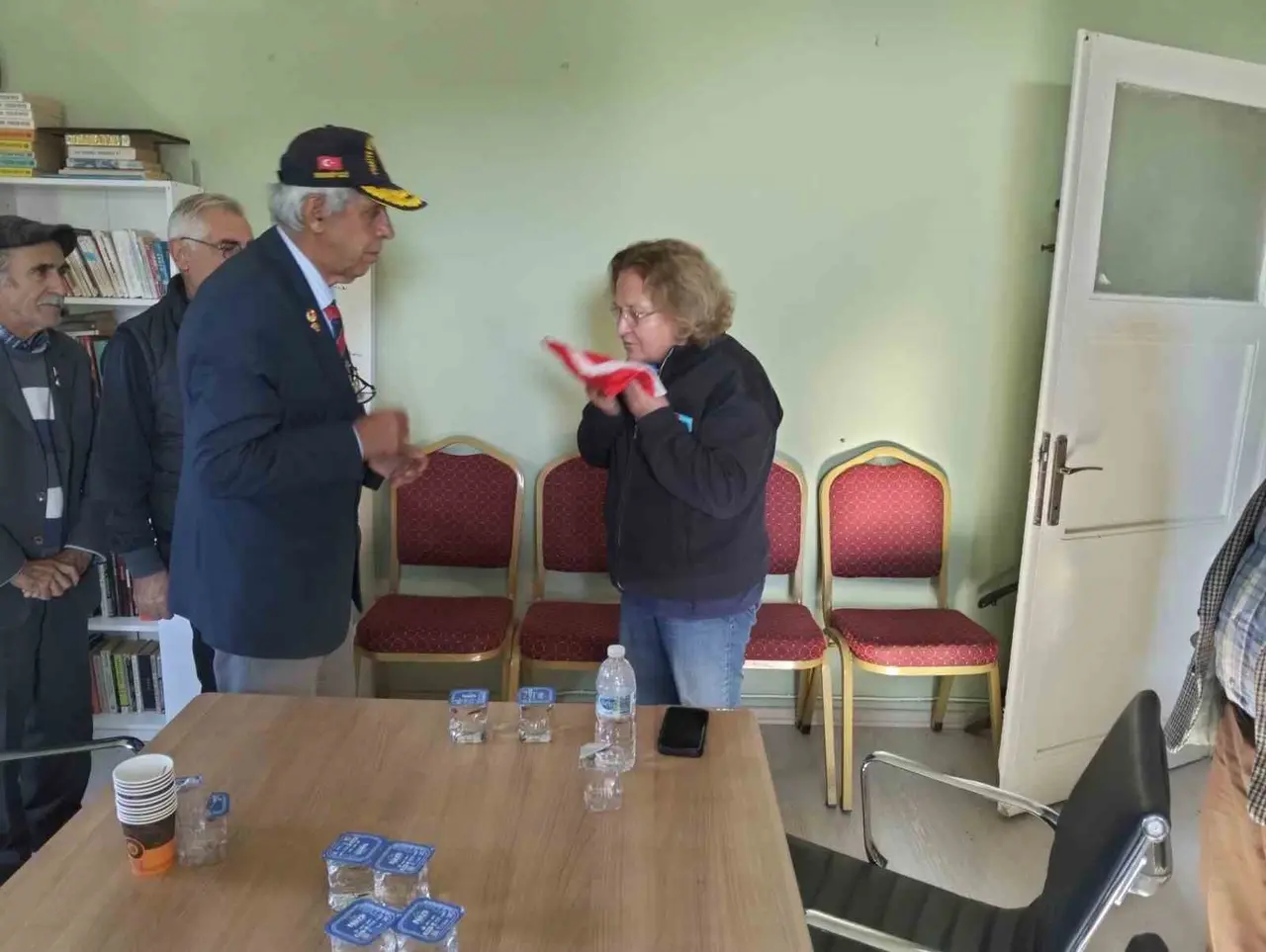 Ayvalıklı gazilerden Kent Konseyi Başkanı Füsun Atay’a anlamlı jest
