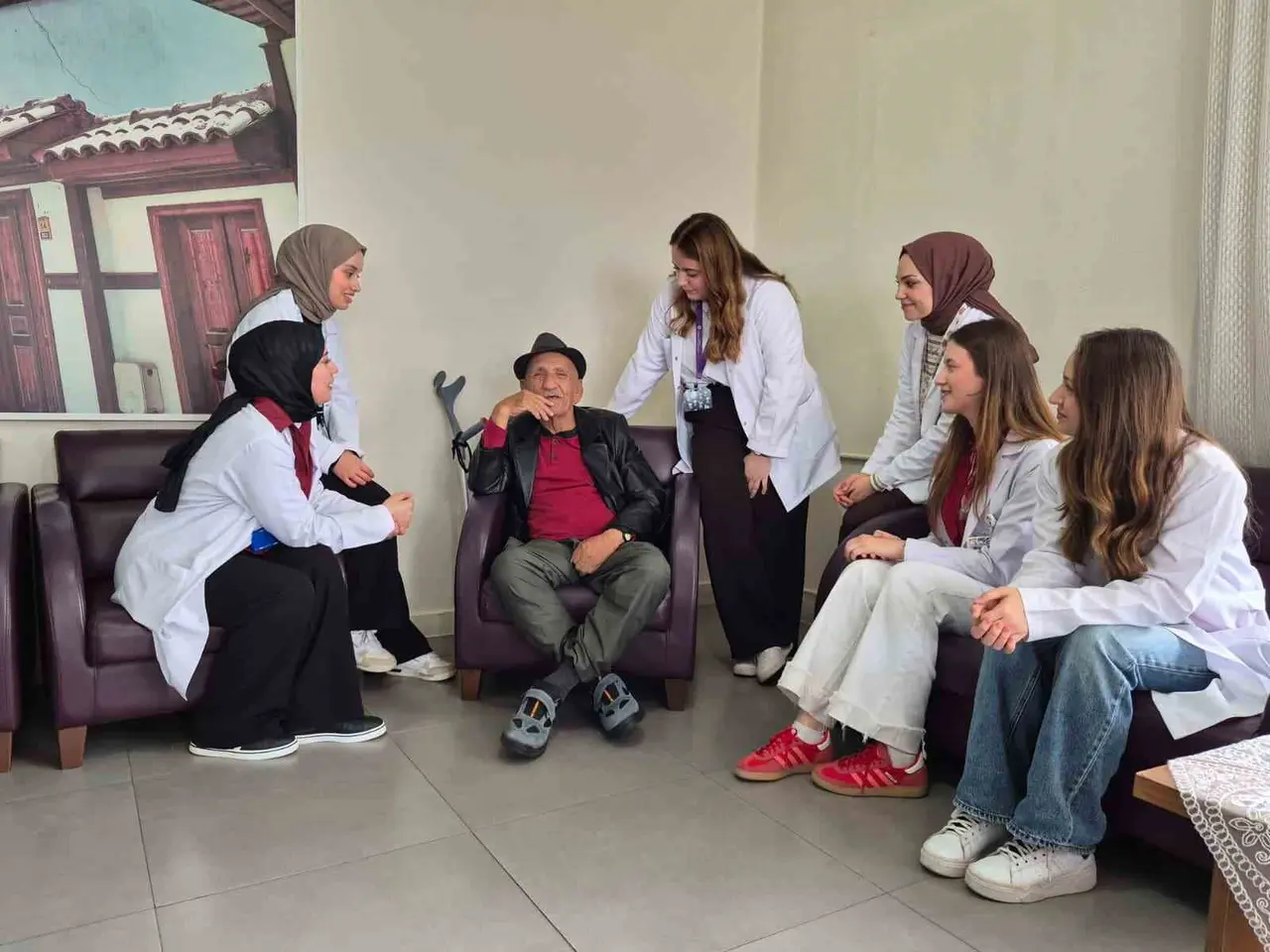 Üniversite öğrencilerinden huzurevinde kalan yaşlılara özel etkinlik