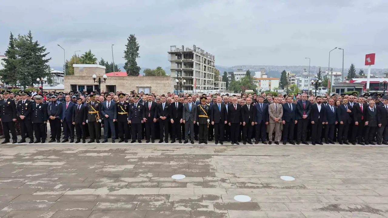 Adıyaman’da Atatürk Anıtı’na çelenk sunuldu