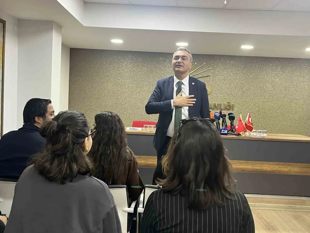 CHP’li Sarı: "Özgür Özel İzmir halkından özür dileyecek"