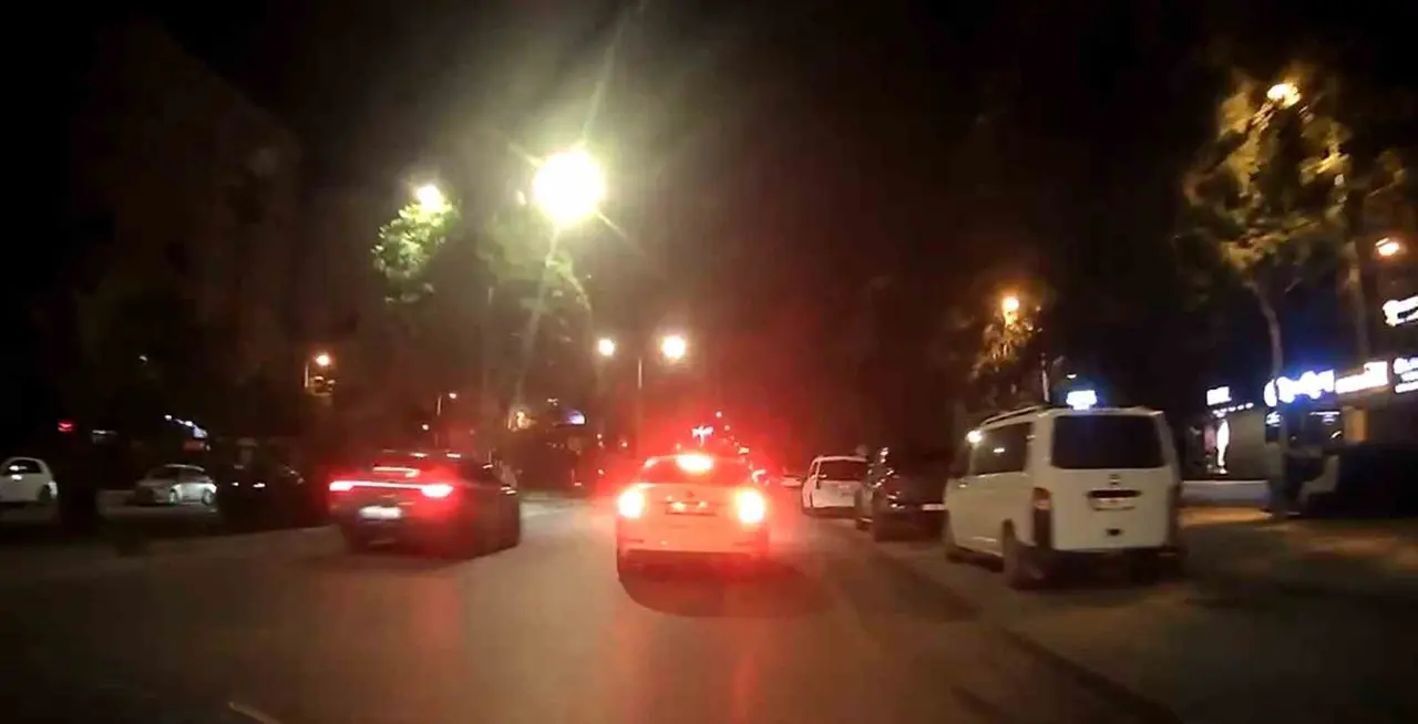 Yanından hızlıca geçen maganda sürücüyü uyardı, saldırıya uğradı