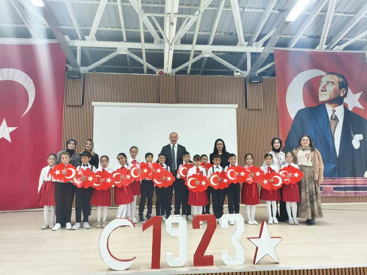 Eleşkirt’te 29 Ekim Cumhuriyet Bayramı coşkusu: Miniklerin gösterileri beğeni topladı