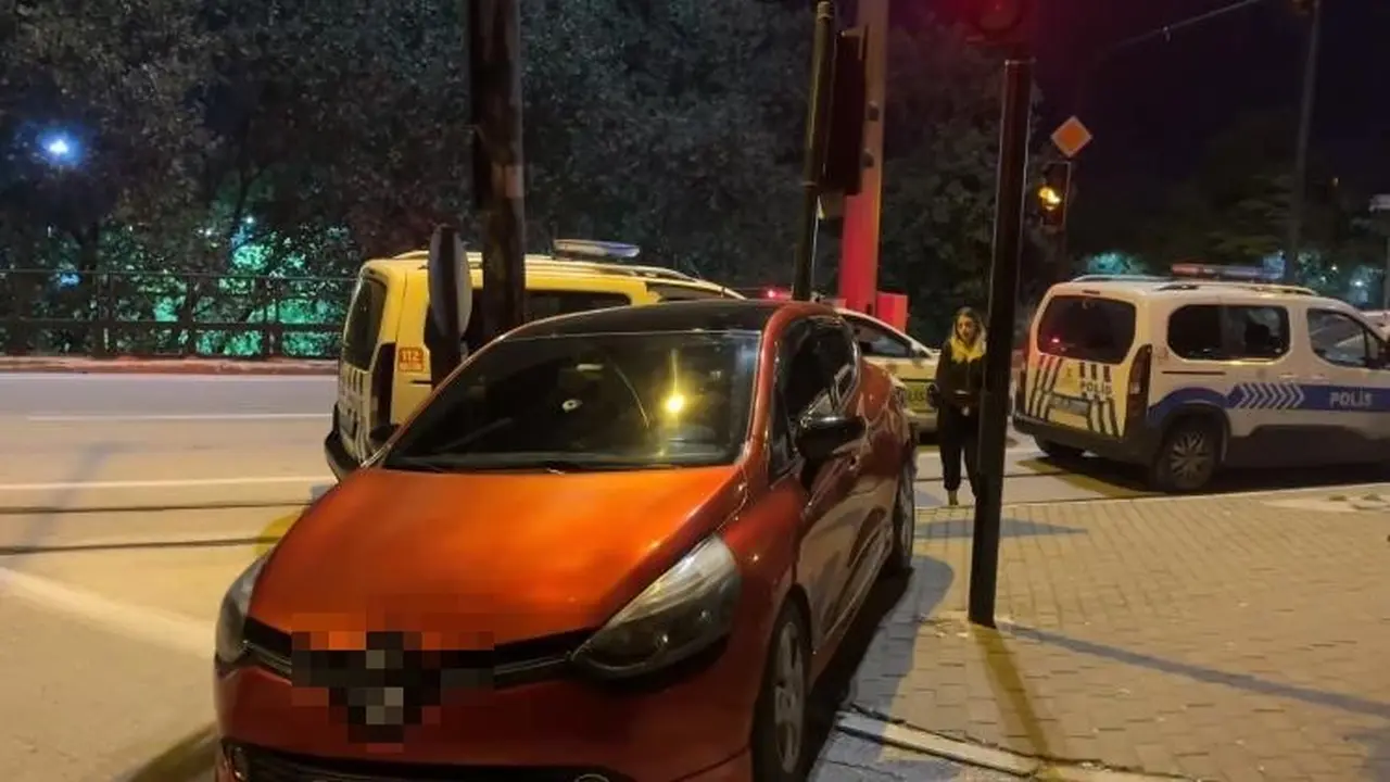 Bursa’da alkollü sürücü, polis uygulamasından kaçarken trafik lambasına çarptı
