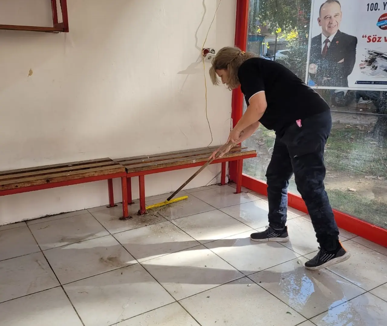 Turgutlu’daki servis durakları temizlenirken vatandaşlara da çağrıda bulunuldu