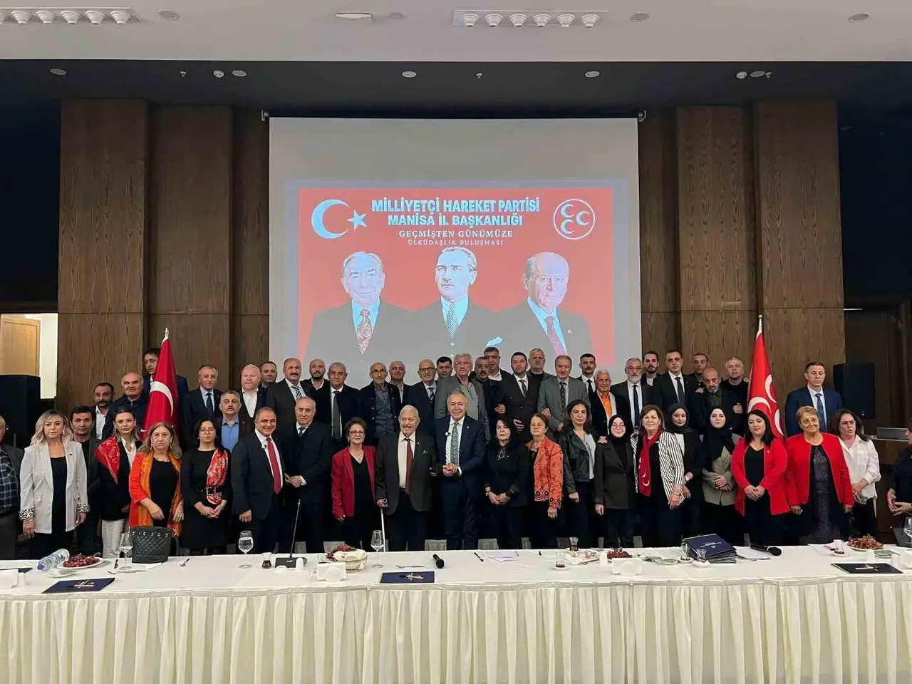 MHP Manisa bir ilki gerçekleştirerek dünün ve bugünün kadrolarını buluşturdu