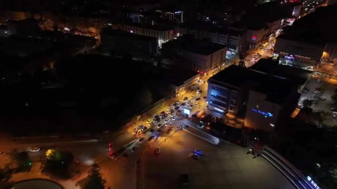 Galatasaray’ın derbi galibiyeti, Erzurum Cumhuriyet Caddesi’nde kutlandı
