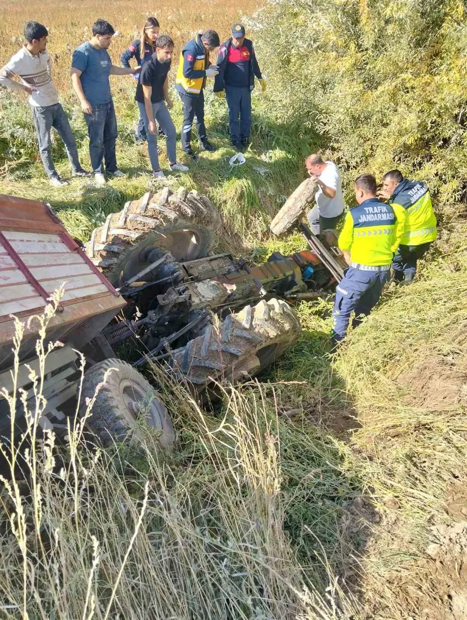 Devrilen traktörün altında kalan sürücü yaralandı