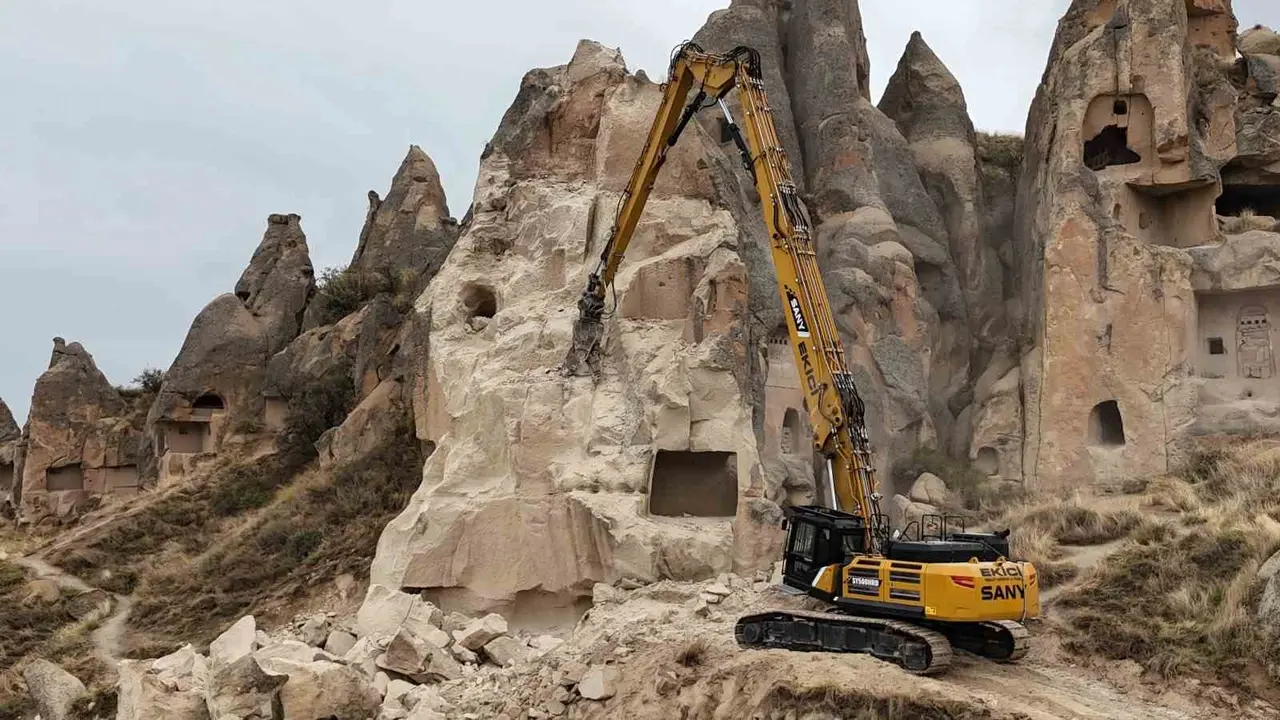 Göreme’de bir kısmı çöken peribacasının çevresinde temizlik çalışmaları başladı