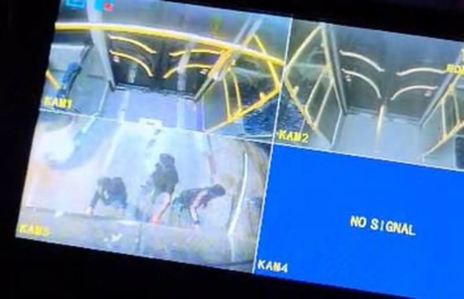 Antalya’da patenli çocuklar halk otobüsünün arkasına tutundu, güvenlik kamerasından olayı fark eden şoför o anları kaydetti
