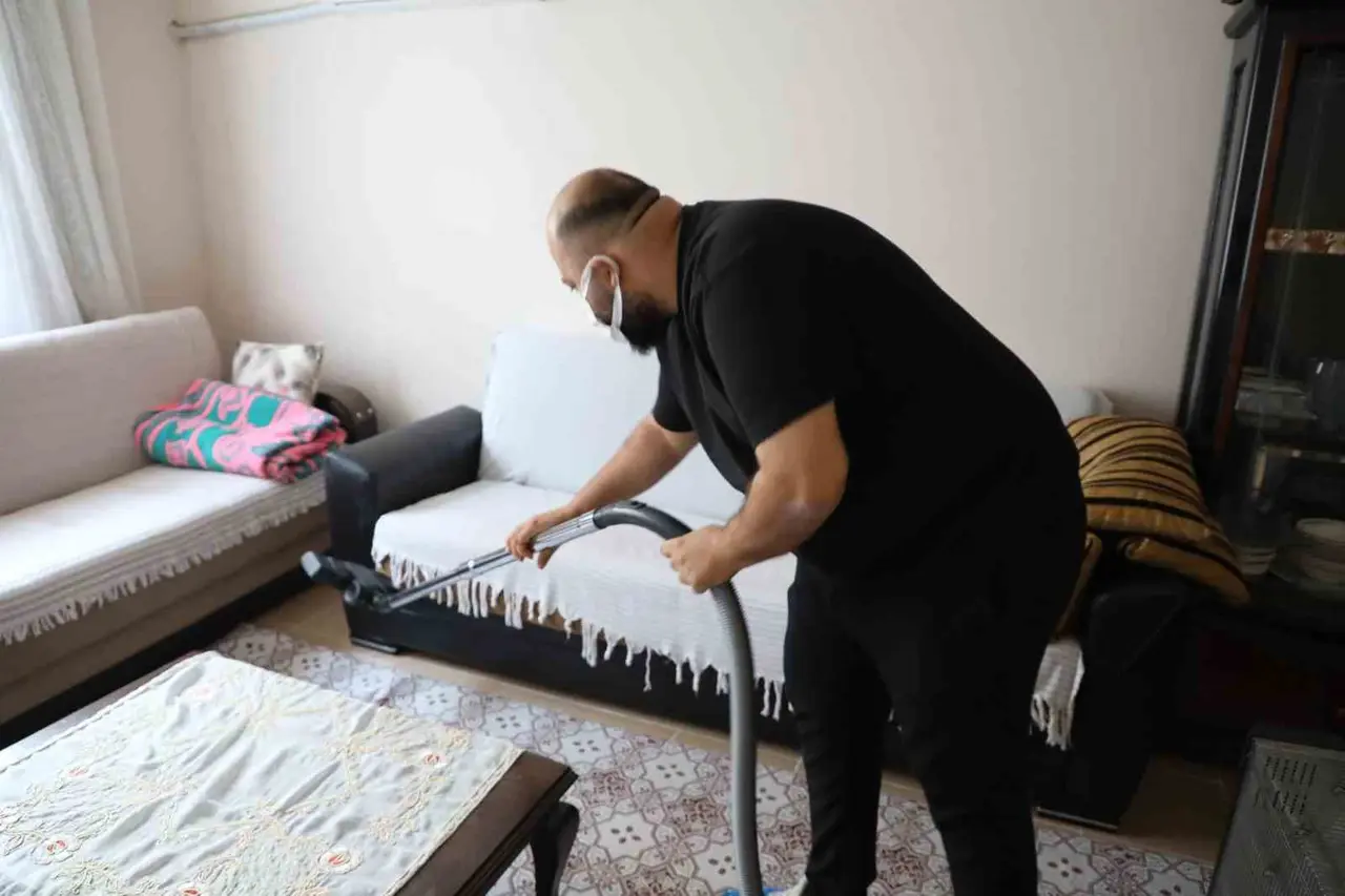 Şehzadeler Belediyesinden ihtiyaç sahiplerine evde temizlik hizmeti