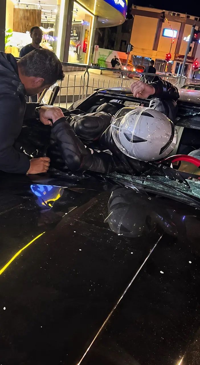 Otomobile çarpan motosiklet sürücüsü camdan içeri girdi