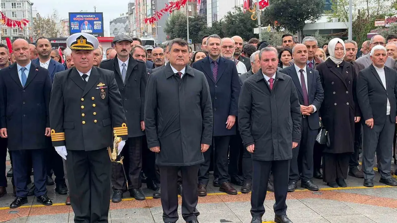 Sultanbeyli’de Cumhuriyet coşkusu: Cumhuriyet yürüyüşü ve çelenk sunma töreni düzenlendi