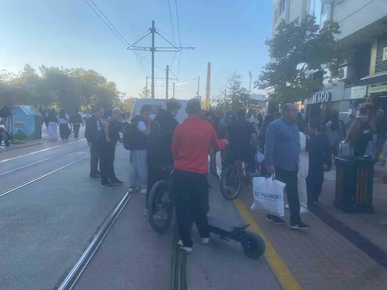 Eskişehir’de scooter ile araç çarpıştı: Çevredeki vatandaşlar yardıma koştu
