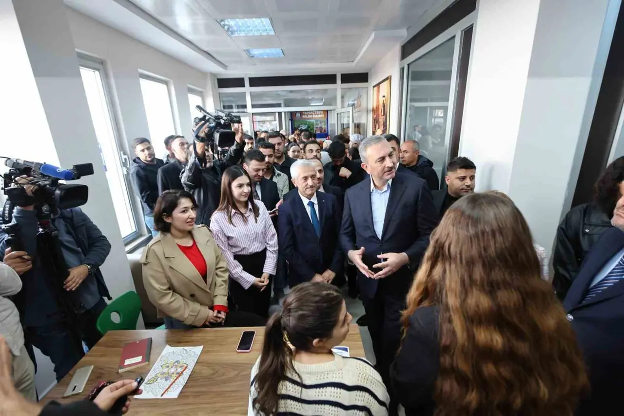 Şahinbey Belediyesi, üniversite öğrencilerine "Genç Ofisi" açtı