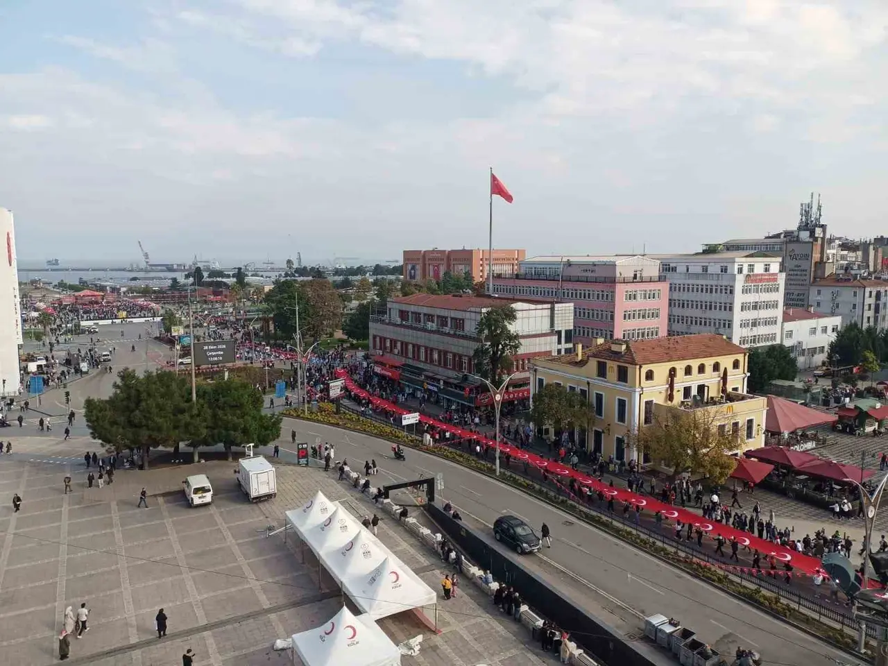 Samsun’da 1919 metrelik bayraklı "Cumhuriyet Yürüyüşü"