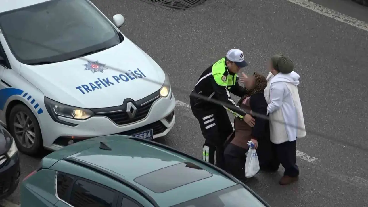 Polisin yaralı kadına yardımı yürekleri ısıttı: Kaldırıma taşıdı, ıslanmasın diye yelekle korudu