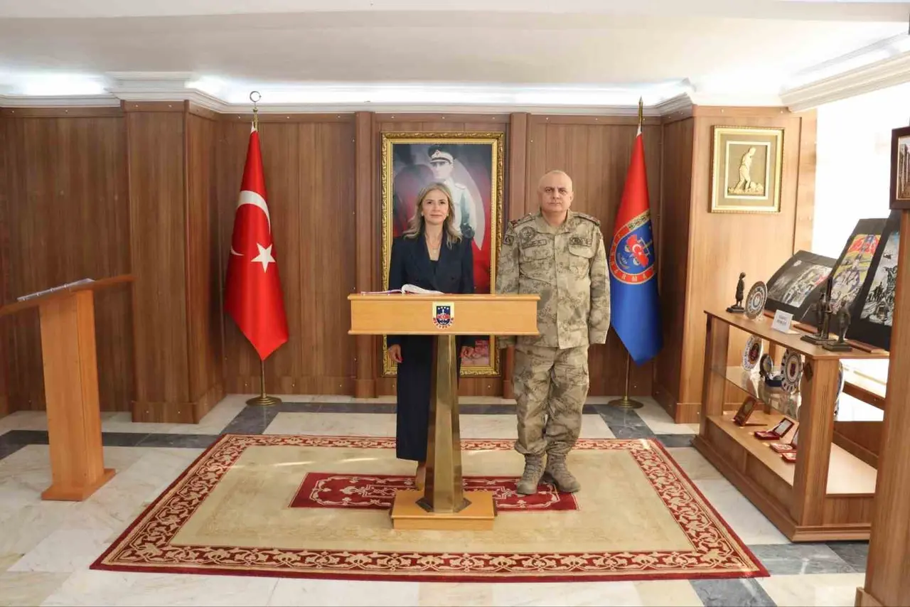 Kars Kızılay Şubesi’nden İl Jandarma Komutanı Coşkun’a hayırlı olsun ziyareti