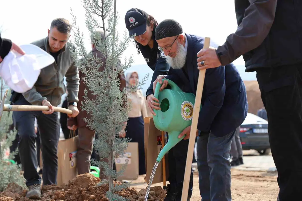 Elazığ’da şehitlerin anısına fidanlar toprakla buluştu