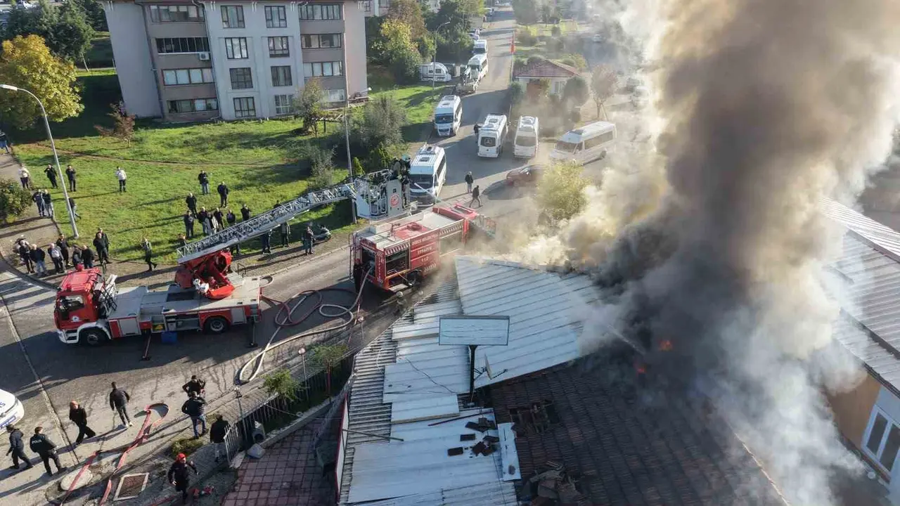 Düzce’de çatısı yanan kıraathane kullanılmaz hale geldi