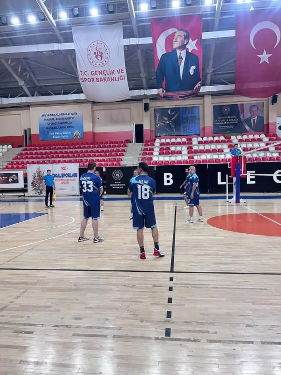 Voleybol maçında kazanan aile ve sosyal hizmetler oldu