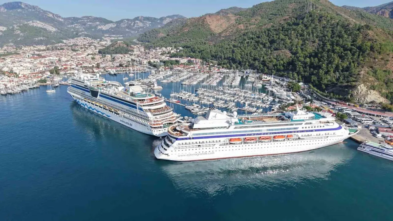 Marmaris Limanı’na iki kruvaziyer geldi