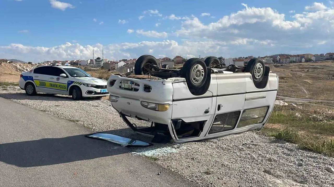 Karaman’da otomobille çarpışan panelvan devrildi: 2 yaralı