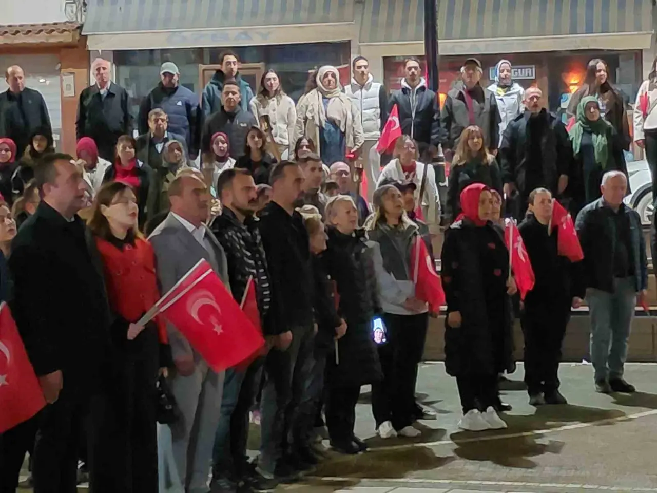 Mudurnu’da Cumhuriyet coşkusu fener alayı ile taçlandı