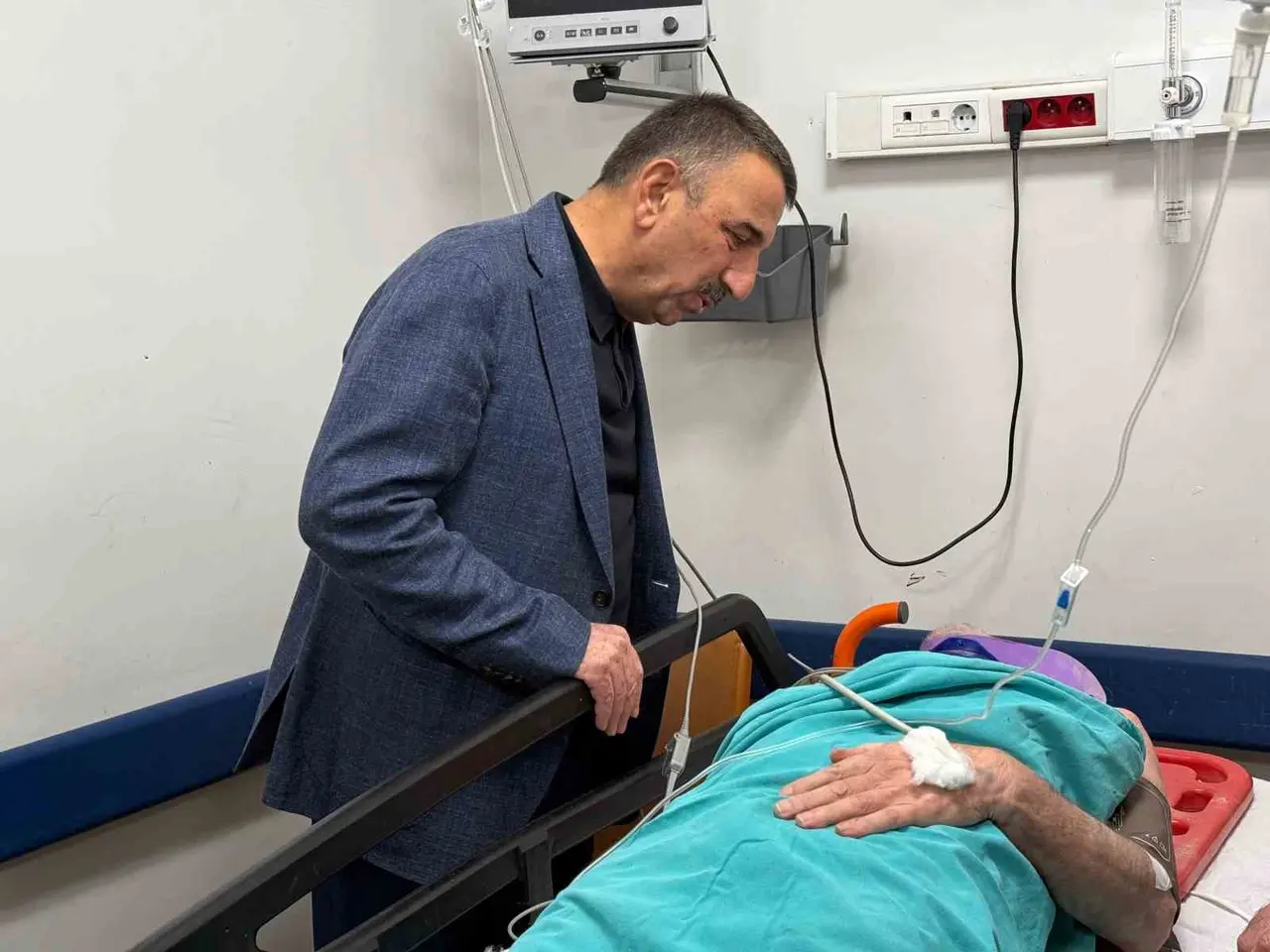 Vali Hacıbektaşoğlu enkazdan çıkarılan yaralıyı hastanede ziyaret etti