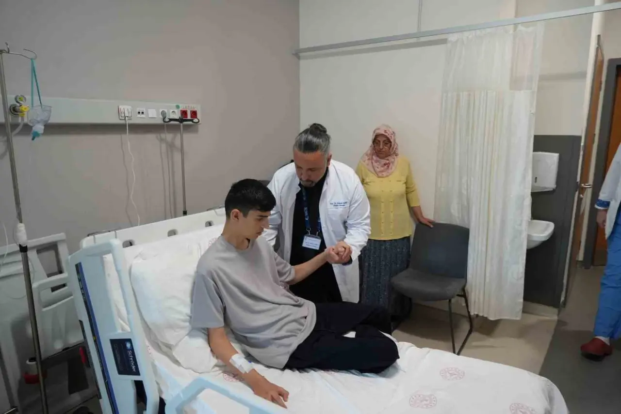 Samsun Şehir Hastanesinde ilk: 17 yaşındaki çocuğun ’kunduracı göğsü’ kapalı ameliyatla düzeltildi