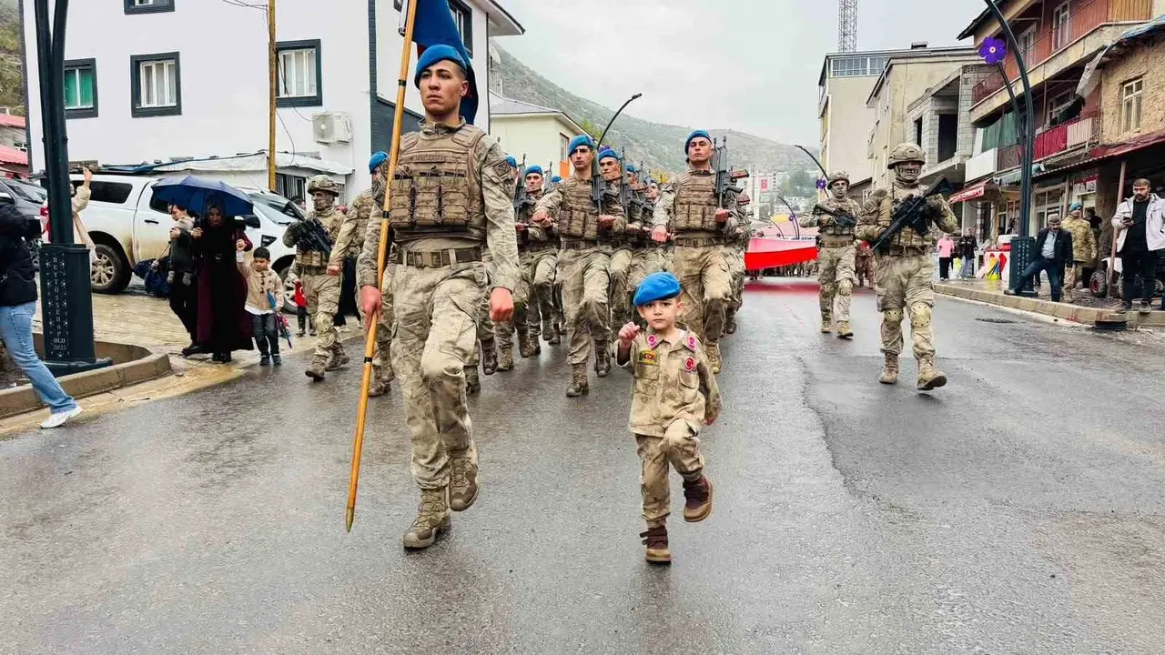 Beytüşşebap’ta minik çocuk yağmurlu havada askerlerin kortejine eşlik etti