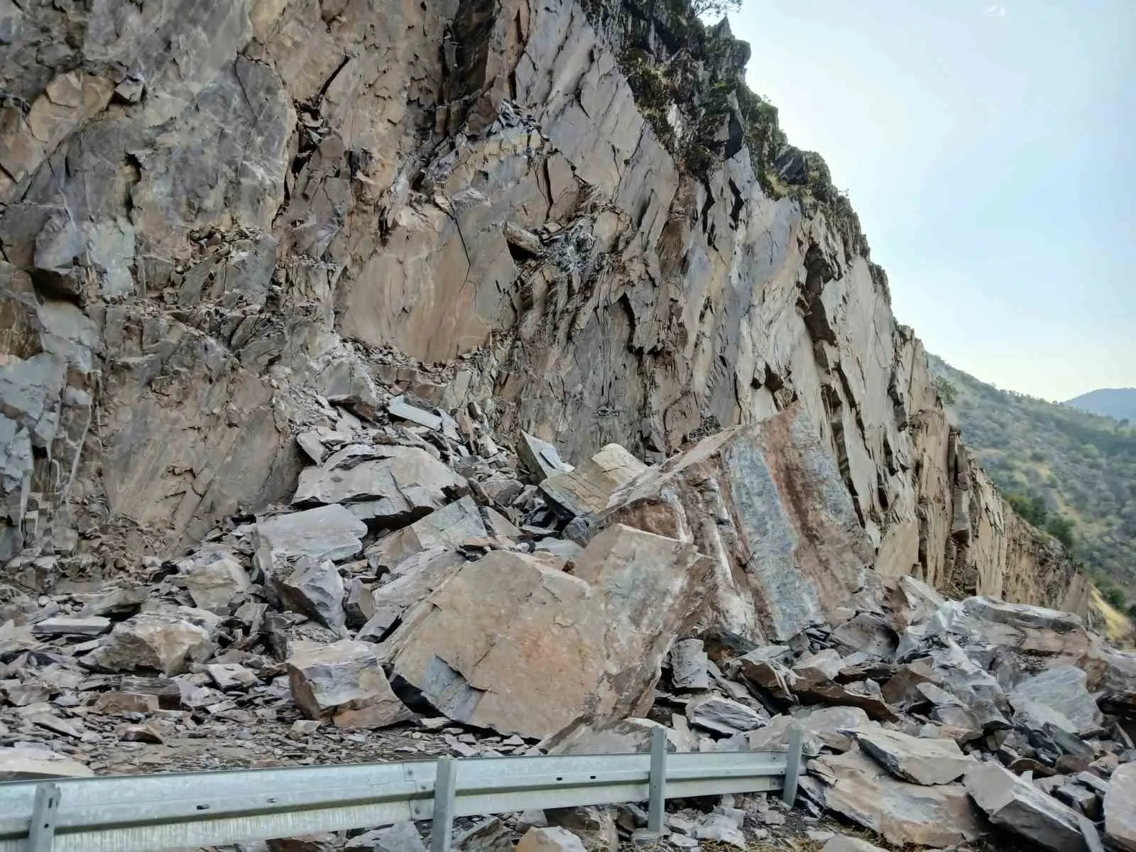 Şırnak-Beytüşşebap yolu, dev kayalar nedeniyle ulaşıma kapandı