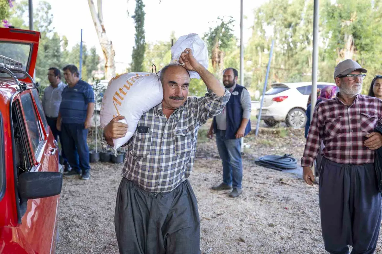 Mersin’de üreticilere hayvan, fidan ve ekipman desteği