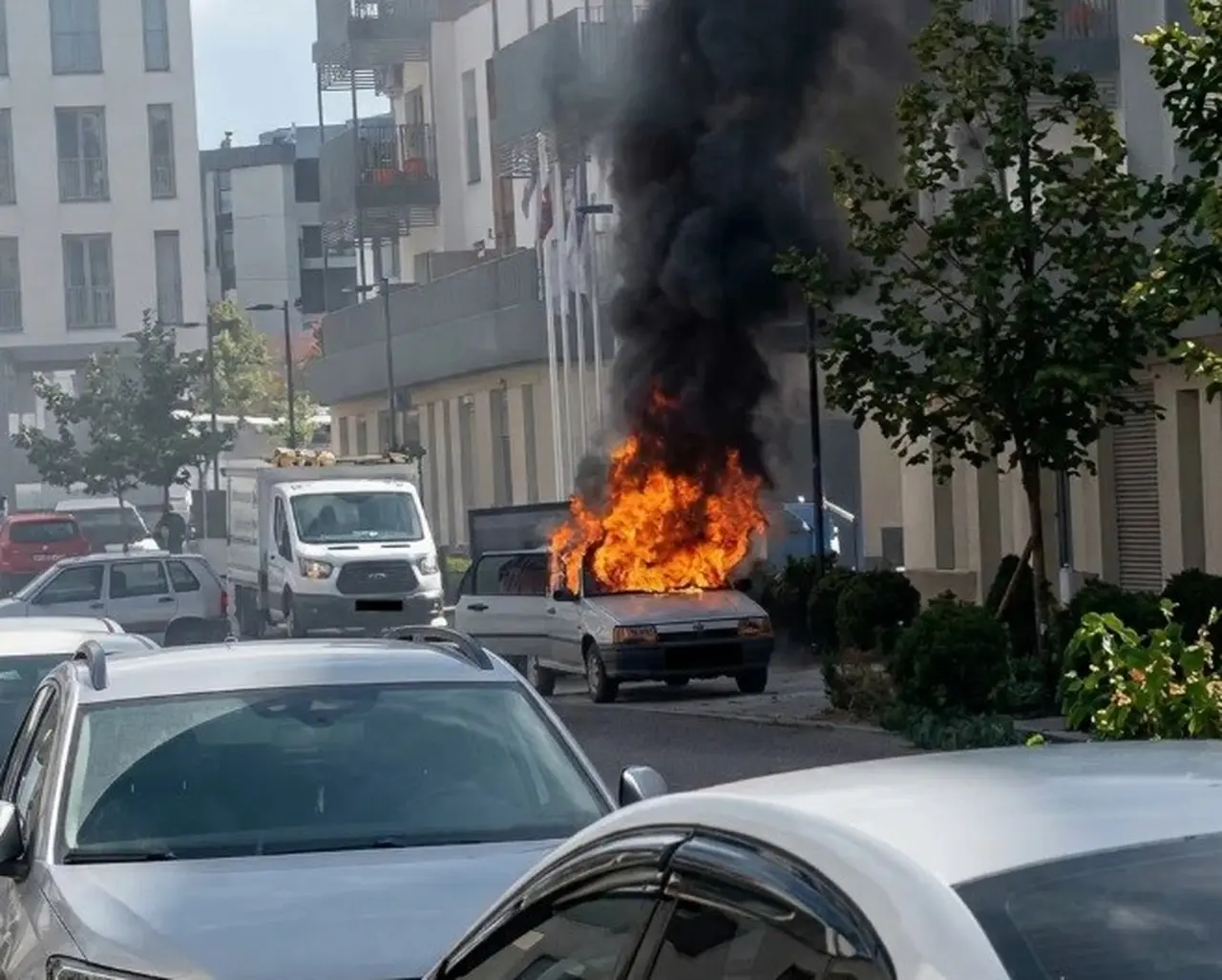 Kahramanmaraş’ta hareketli dakikalar: Seyir halindeki otomobil alev alev yandı