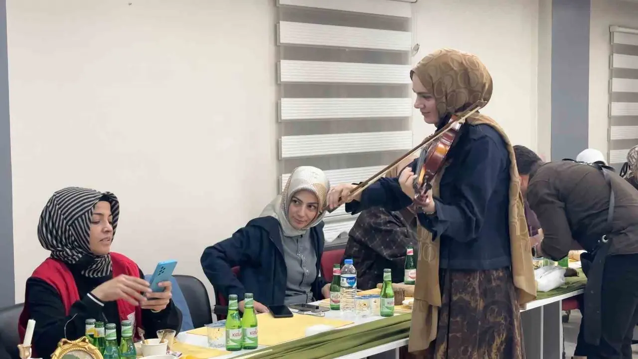 Kızılay Kadın Ağrı’dan 81 İl 81 Aşevi Projesi’ne destek