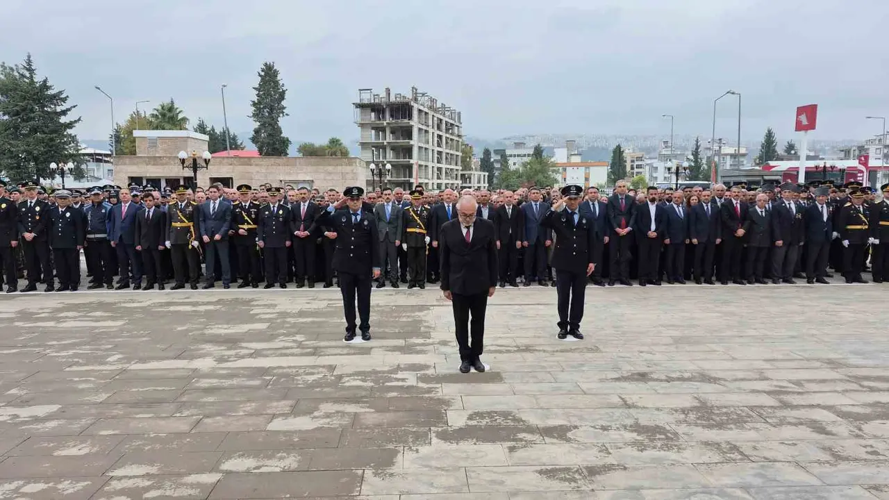 Adıyaman’da Atatürk Anıtı’na çelenk sunuldu