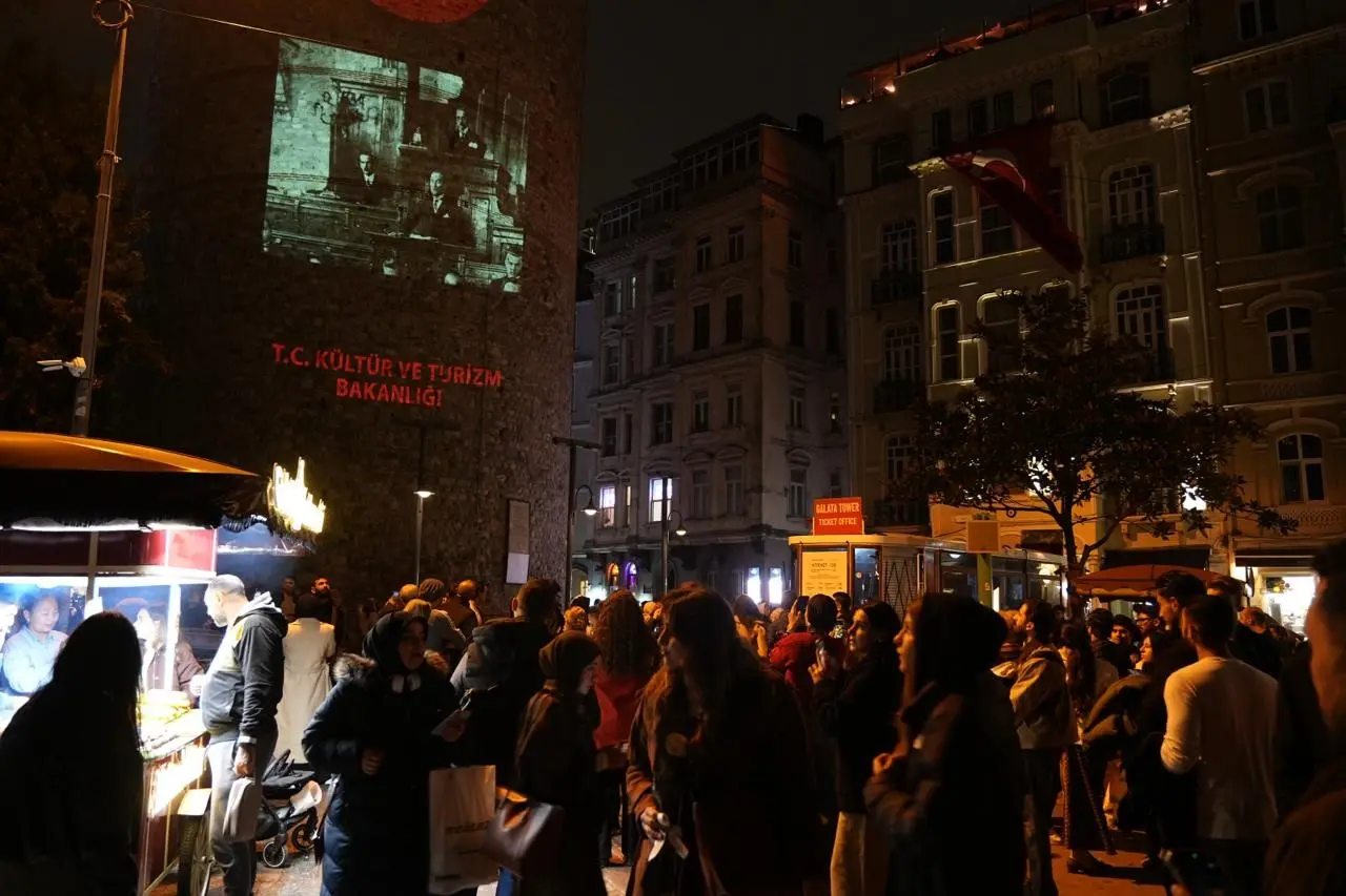Cumhuriyet’in 103 yıllık ışığı Galata Kulesi’ni aydınlattı