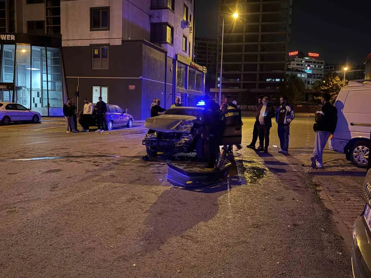 Kayseri’de otomobille çarpışan minibüs dükkana daldı: 2 yaralı